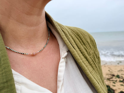 Collier court Chausey porté face à la mer, turquoises africaines, perles blanches et rhodochrosite rose — fait main en Normandie