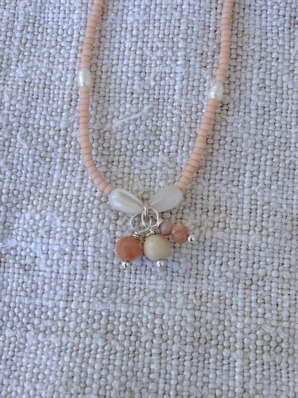 Détail du bracelet Dune : gouttes de nacre et grappe de rhodochrosite et pierres fines sur perles rose poudré