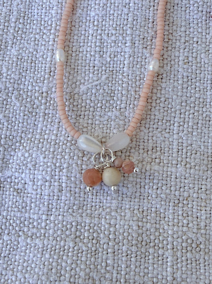 Détail du bracelet Dune : gouttes de nacre et grappe de rhodochrosite et pierres fines sur perles rose poudré