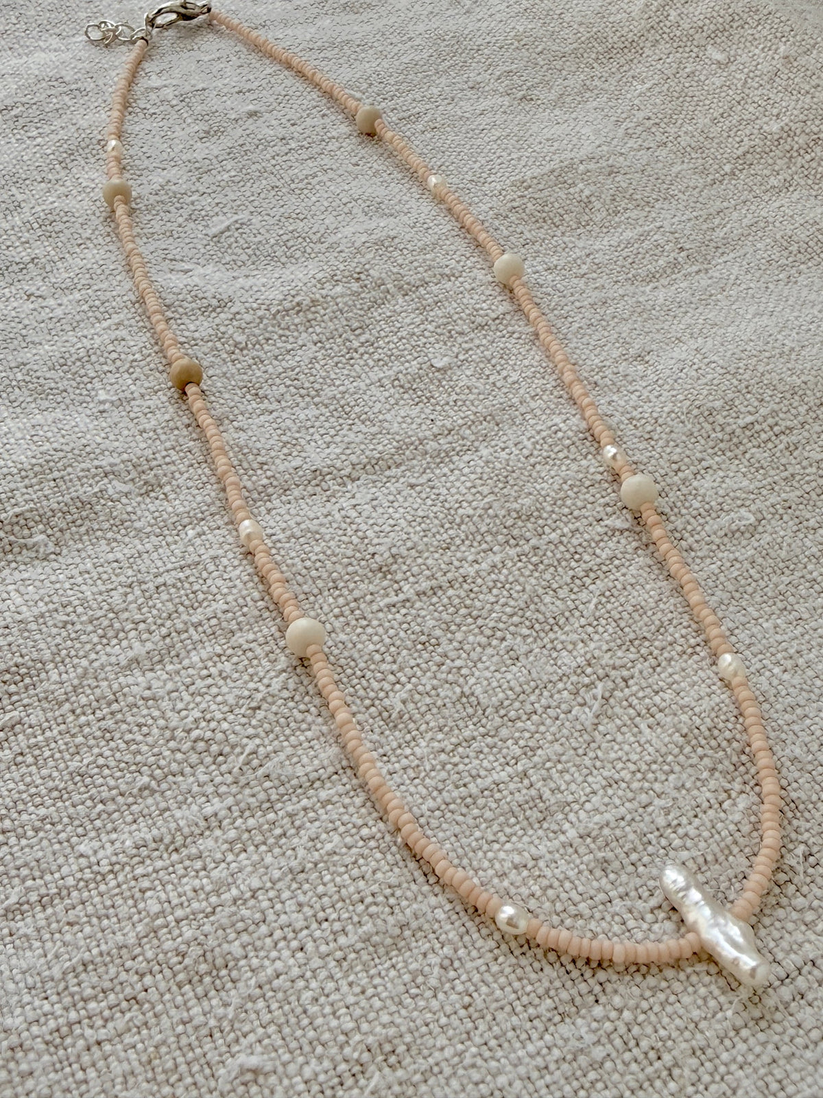 Collier court Dune en entier, perles rose poudré, perles de bois et perles d'eau douce — fait main en Normandie