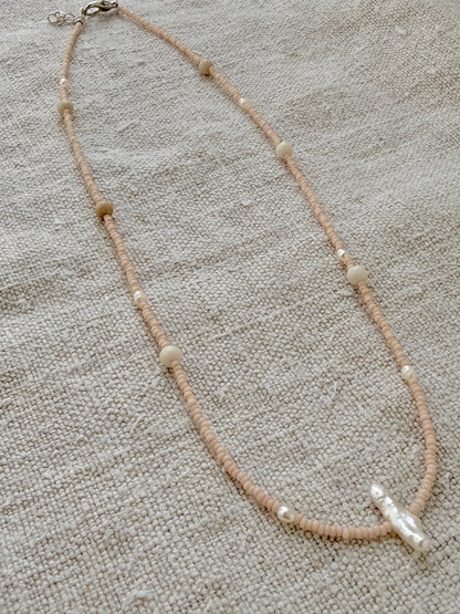 Collier court Dune en entier, perles rose poudré, perles de bois et perles d'eau douce — fait main en Normandie