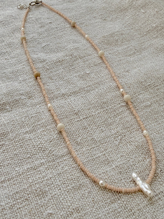 Collier court Dune en entier, perles rose poudré, perles de bois et perles d'eau douce — fait main en Normandie
