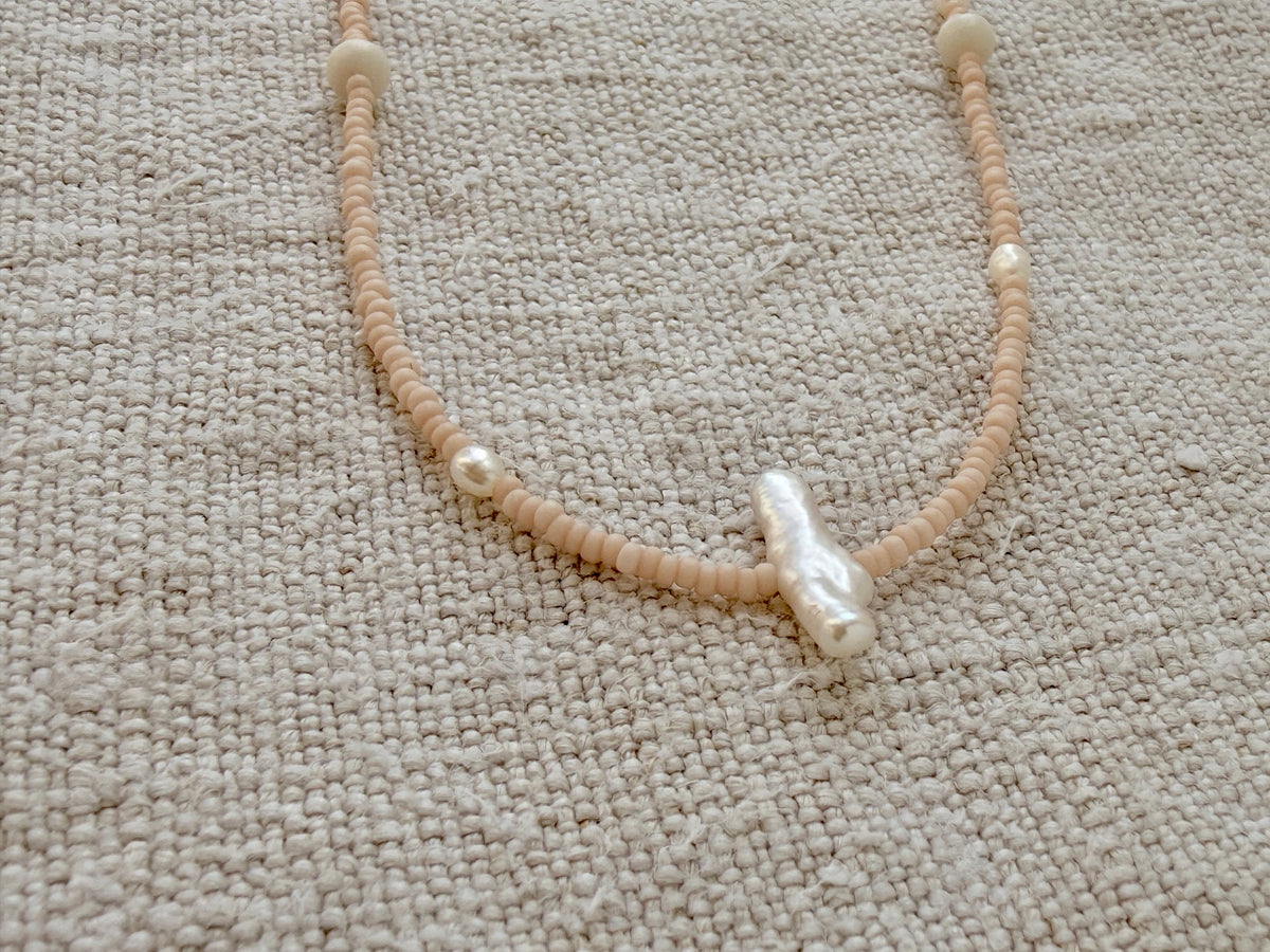 Détail du collier Dune : perle baroque bâtonnet nacrée sur perles rose poudré mat