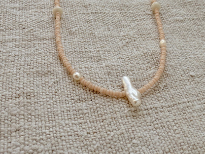 Détail du collier Dune : perle baroque bâtonnet nacrée sur perles rose poudré mat
