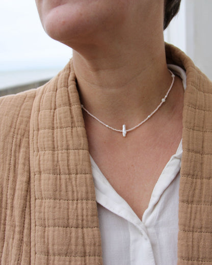 Collier court Dune porté, perles rose poudré et perle baroque blanche — fait main en Normandie