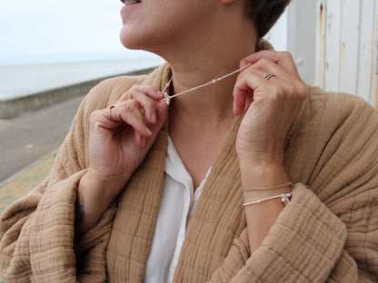 Collier Dune tenu du bout des doigts, fines perles rose pâle et perle baroque, By Petite Pomme