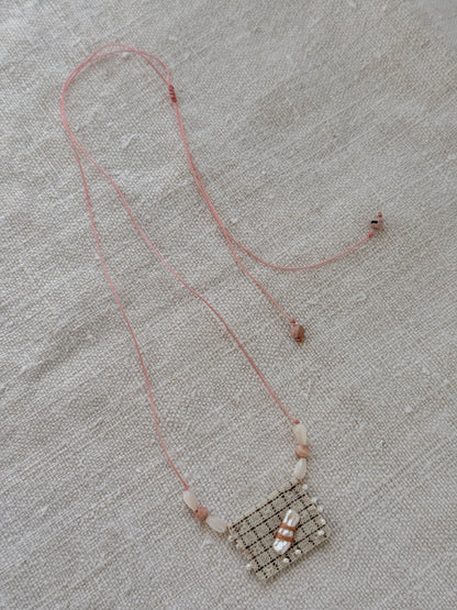 Collier long Dune en entier, cordon rose réglable et médaille en tissu à carreaux brodée de perles