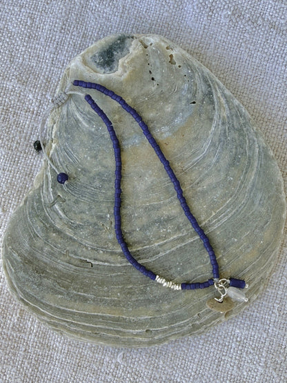 Bracelet Embrun en entier posé sur une coquille d'huître, perles indigo mat, perles argent et breloques galet, pierre de lune et sodalite — fait main en Normandie