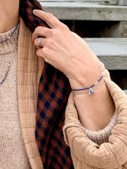 Bracelet Embrun porté avec une écharpe à carreaux, perles indigo et éclats d'argent — fait main en Normandie