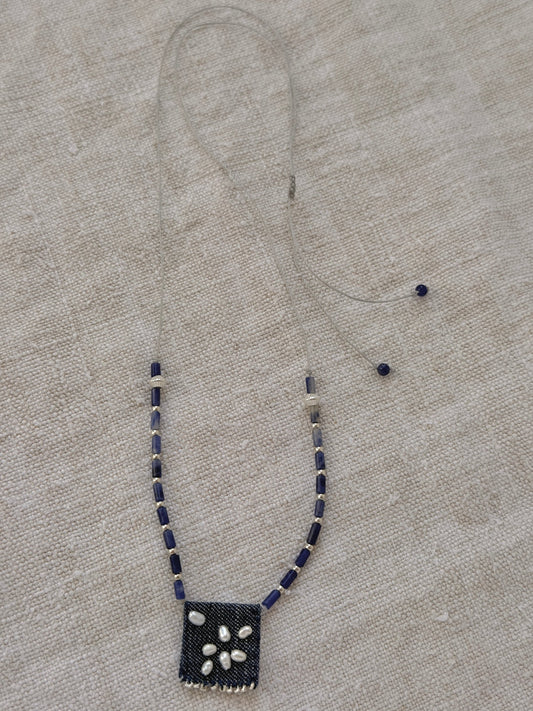 Collier long Embrun, médaille en denim brodée de perles d'eau douce, sodalites et argent 925
