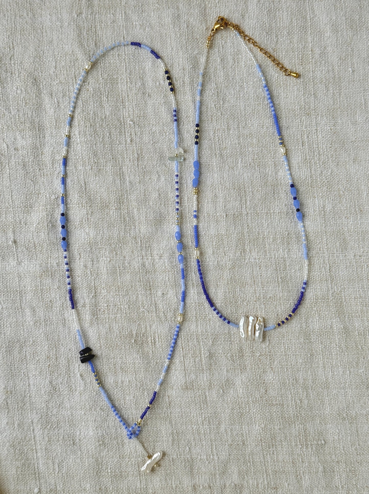 Collier "Granville - Le Plat Gousset", lapis-lazuli et nacre, fait main posé sur lin