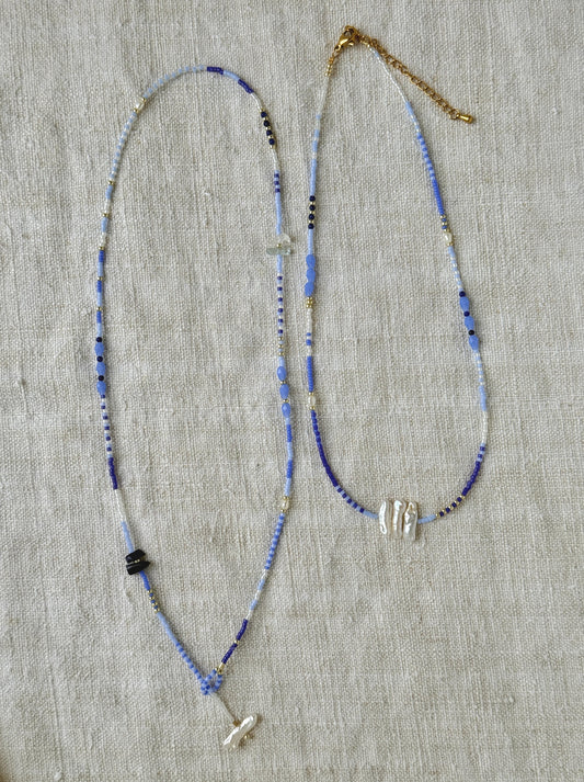Collier "Granville - Le Plat Gousset", lapis-lazuli et nacre, fait main posé sur lin