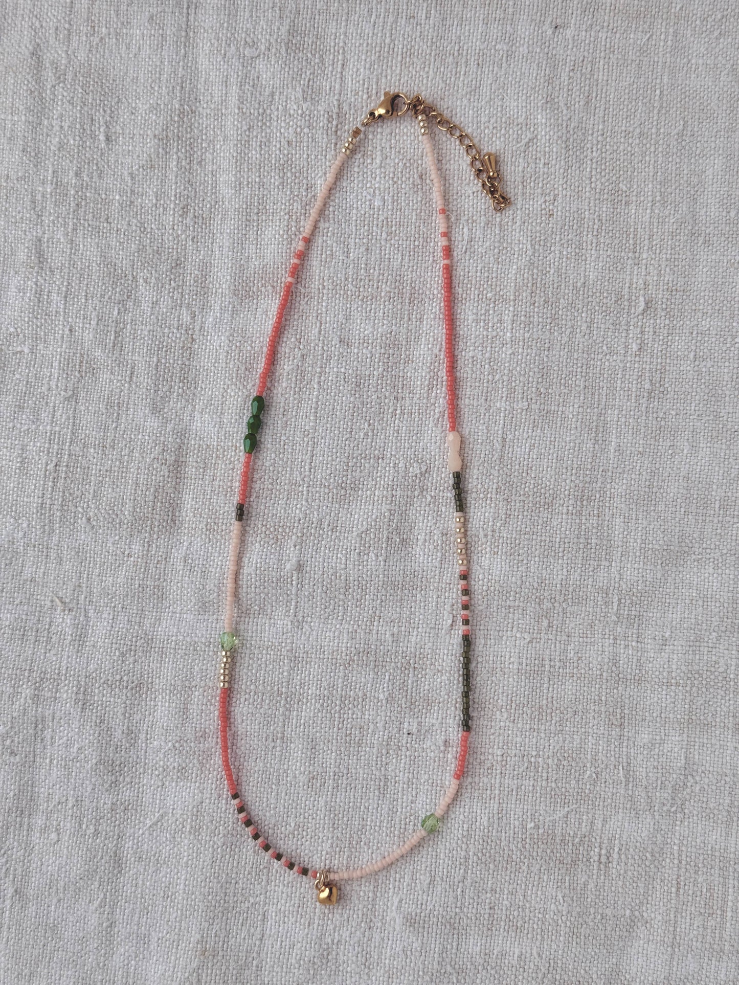 Collier Granville La Roseraie court – perles Miyuki vertes et roses, perles dorées et pendentif cœur acier, fait main en Normandie par By Petite Pomme