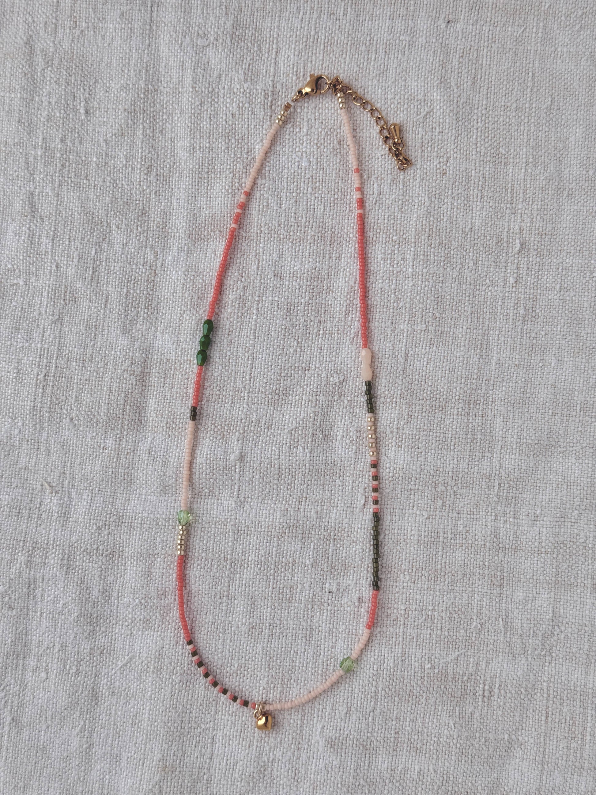 Collier Granville La Roseraie court – perles Miyuki vertes et roses, perles dorées et pendentif cœur acier, fait main en Normandie par By Petite Pomme