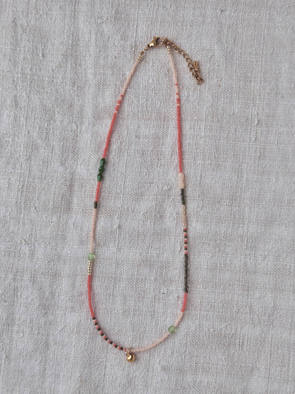 Collier Granville La Roseraie court – perles Miyuki vertes et roses, perles dorées et pendentif cœur acier, fait main en Normandie par By Petite Pomme