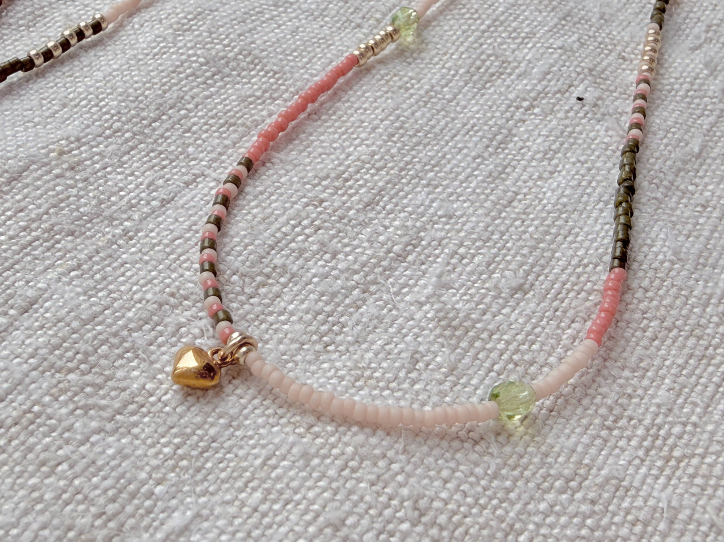 Détail du collier Granville La Roseraie court – perles Miyuki et pendentif cœur en acier inoxydable, bijou artisanal By Petite Pomme