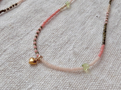 Détail du collier Granville La Roseraie court – perles Miyuki et pendentif cœur en acier inoxydable, bijou artisanal By Petite Pomme