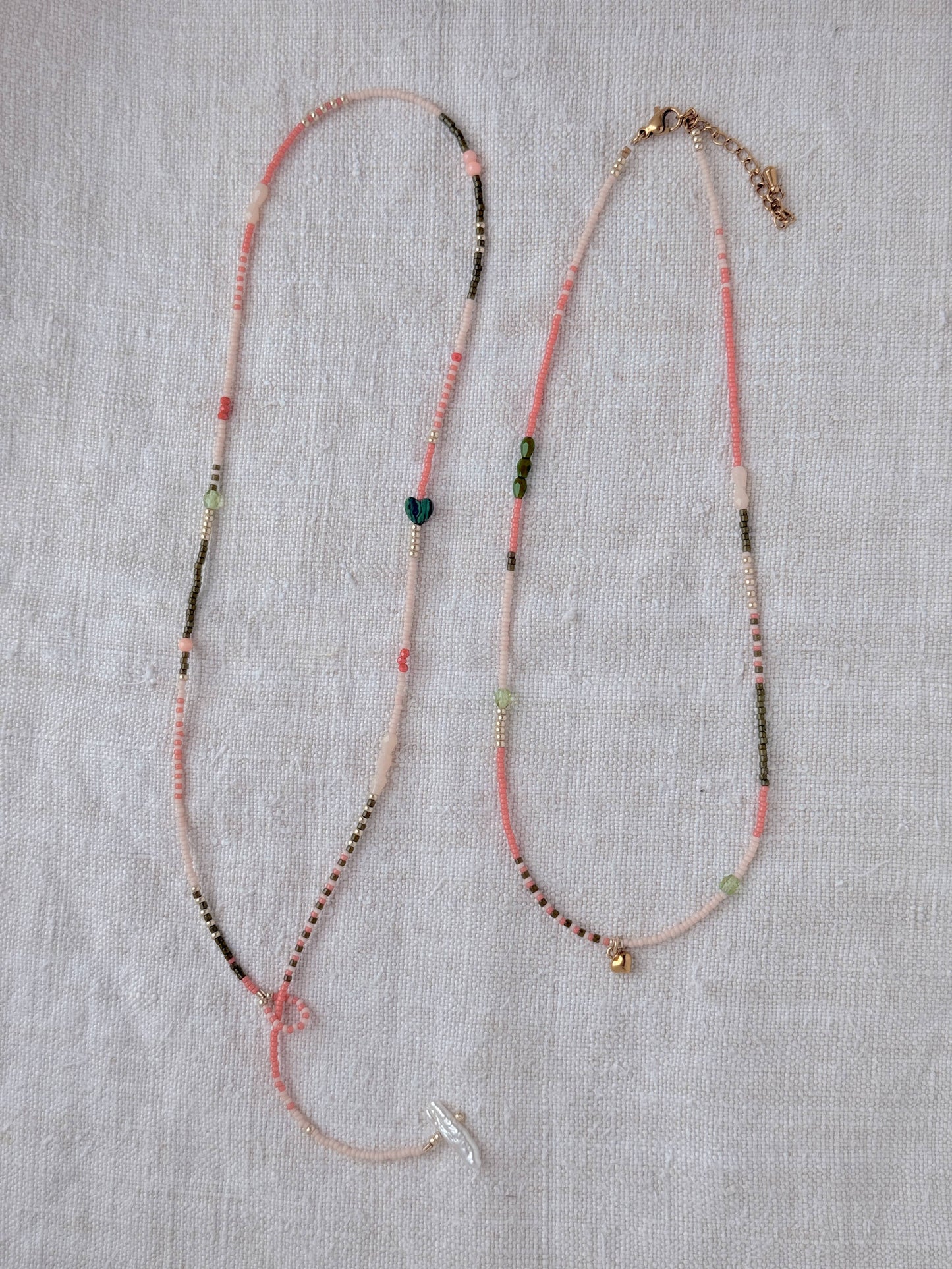 Collier Granville La Roseraie court – vue d'ensemble, perles Miyuki, perles en verre et dorées, cœur acier, By Petite Pomme