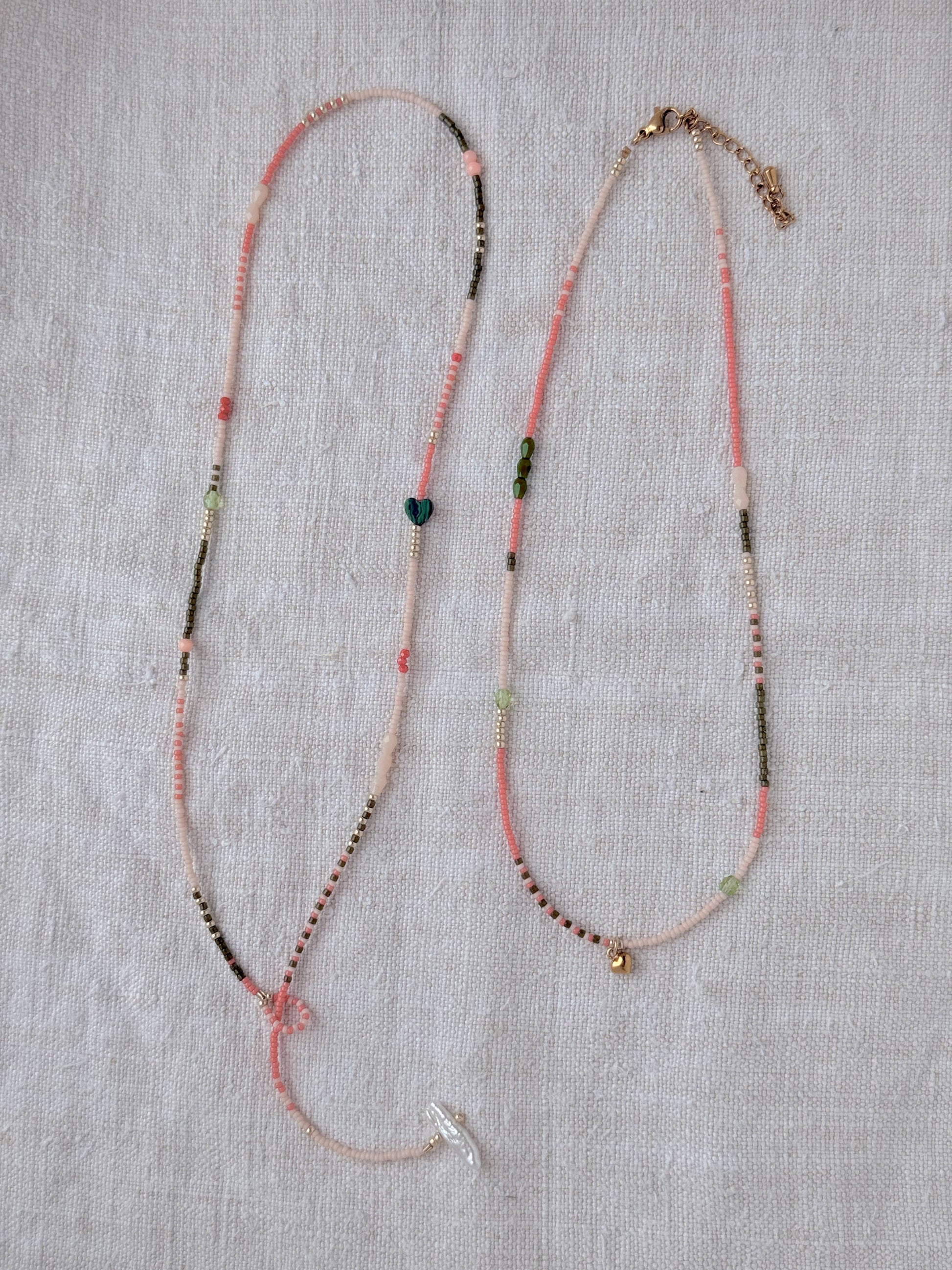 Collier Granville La Roseraie court – vue d'ensemble, perles Miyuki, perles en verre et dorées, cœur acier, By Petite Pomme