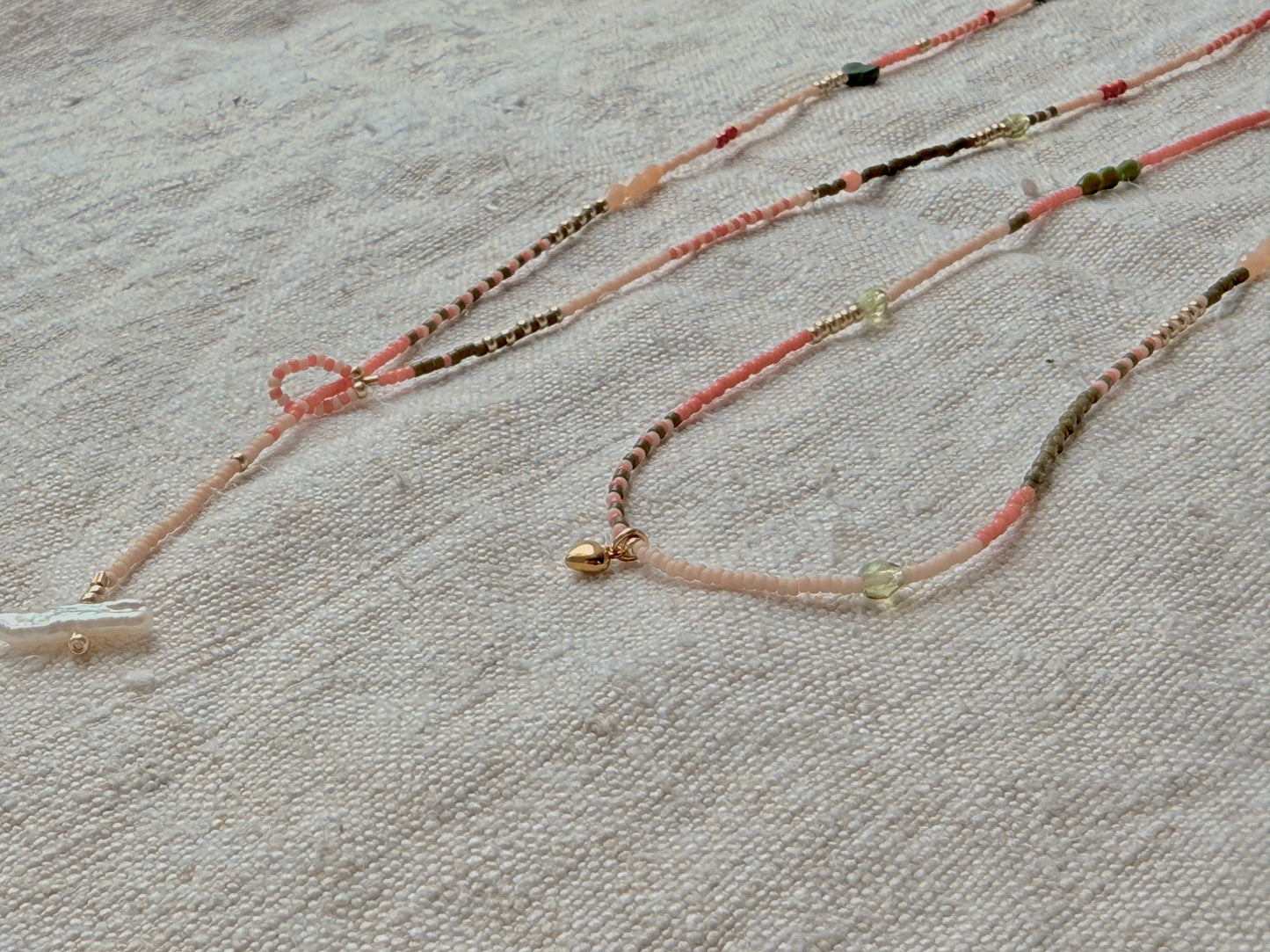 Collier Granville La Roseraie court porté – bijou en perles Miyuki roses et vertes, fait main en Normandie par By Petite Pomme
