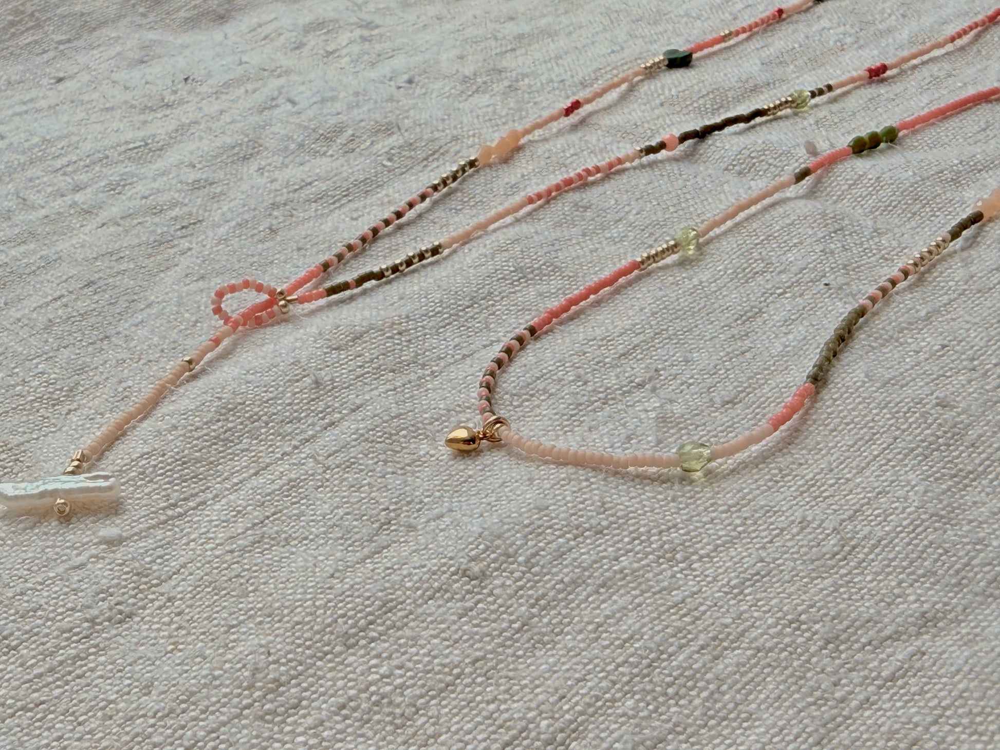 Collier Granville La Roseraie court porté – bijou en perles Miyuki roses et vertes, fait main en Normandie par By Petite Pomme