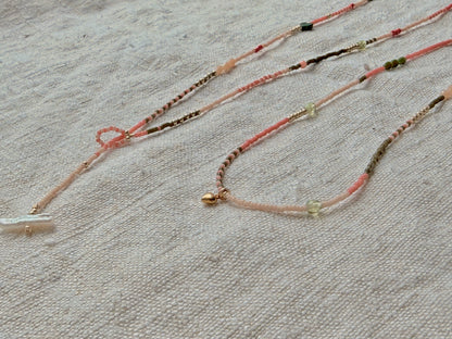 Collier Granville La Roseraie court porté – bijou en perles Miyuki roses et vertes, fait main en Normandie par By Petite Pomme