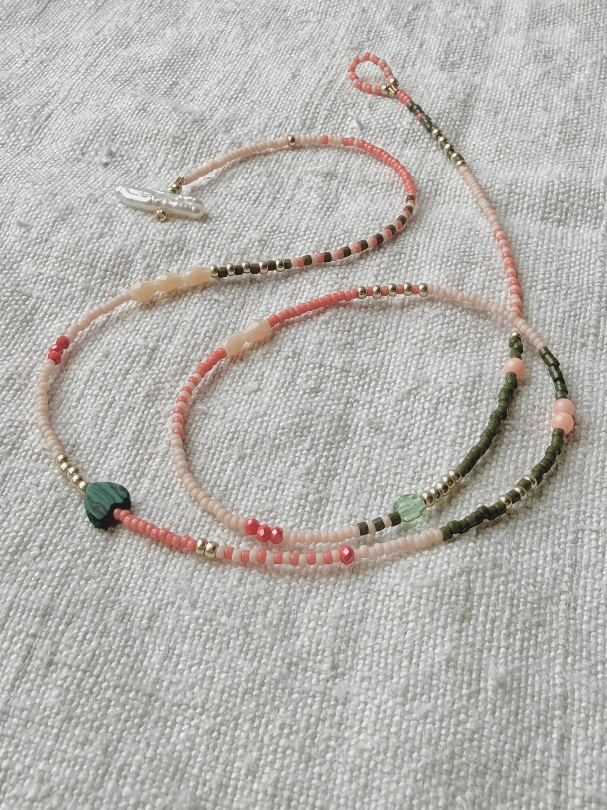 Collier Granville La Roseraie long – perles Miyuki vertes et roses, gorgone, cœur en malachite et fermoir lasso nacre, fait main en Normandie par By Petite Pomme