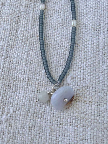 Détail du bracelet Jour de Pluie : galet de calcédoine bleue et pierre de lune mate sur perles gris bleuté