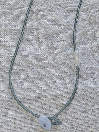 Détail du collier Jour de Pluie : calcédoine bleu-gris qui ferme le lasso et pierres de lune facettées