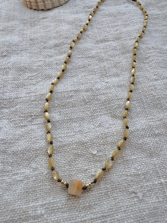Collier Lichen en nacre olive posé sur du lin, bijou fait main en Normandie