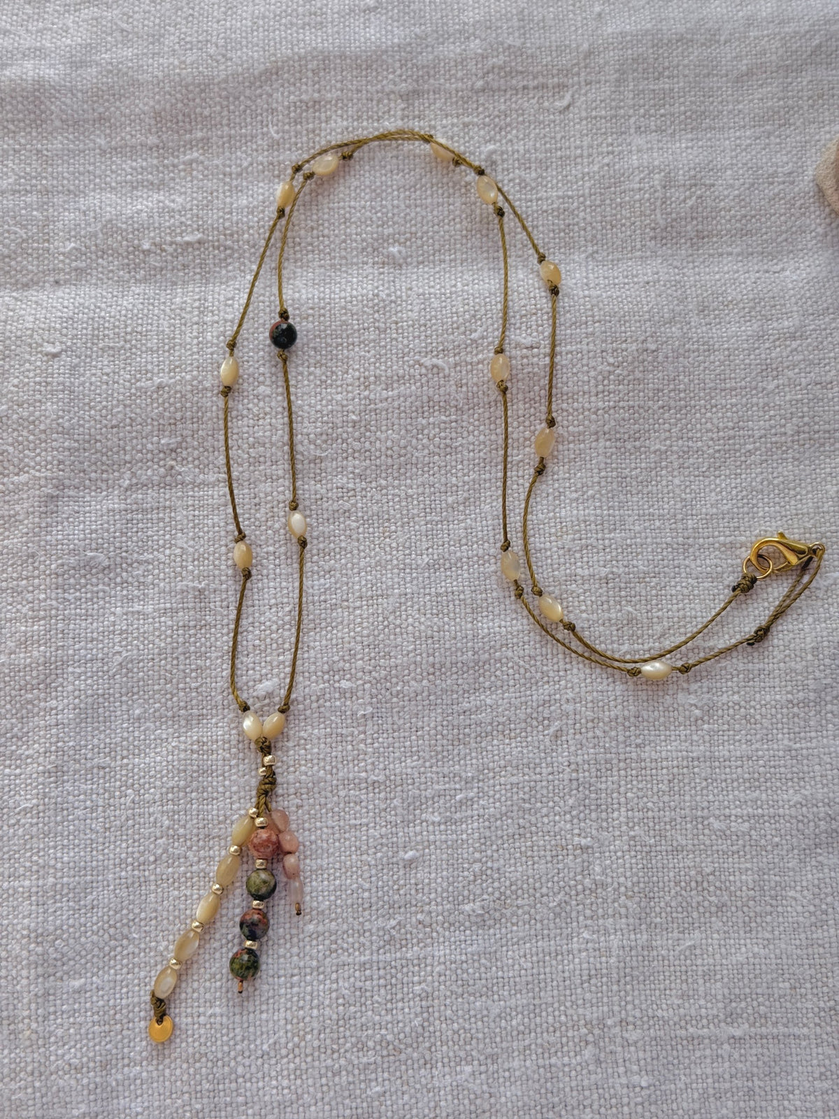 Collier long Lichen grappe en entier, nacres olive nouées sur cordon vert et pompon de pierres