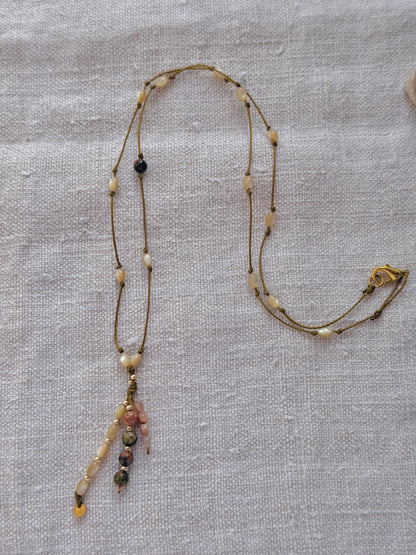 Collier long Lichen grappe en entier, nacres olive nouées sur cordon vert et pompon de pierres