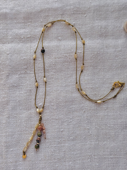 Collier long Lichen grappe en entier, nacres olive nouées sur cordon vert et pompon de pierres