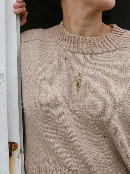 Collier Lichen grappe porté sur un pull beige, pompon de nacre et unakite — fait main en Normandie