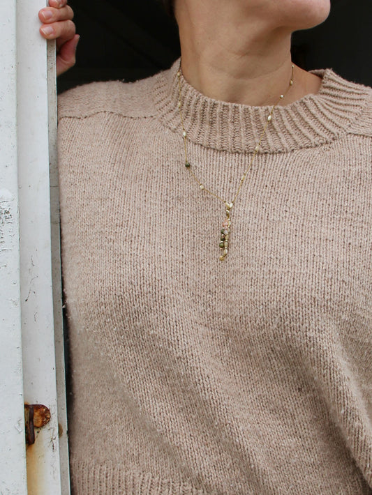 Collier Lichen grappe porté sur un pull beige, pompon de nacre et unakite — fait main en Normandie