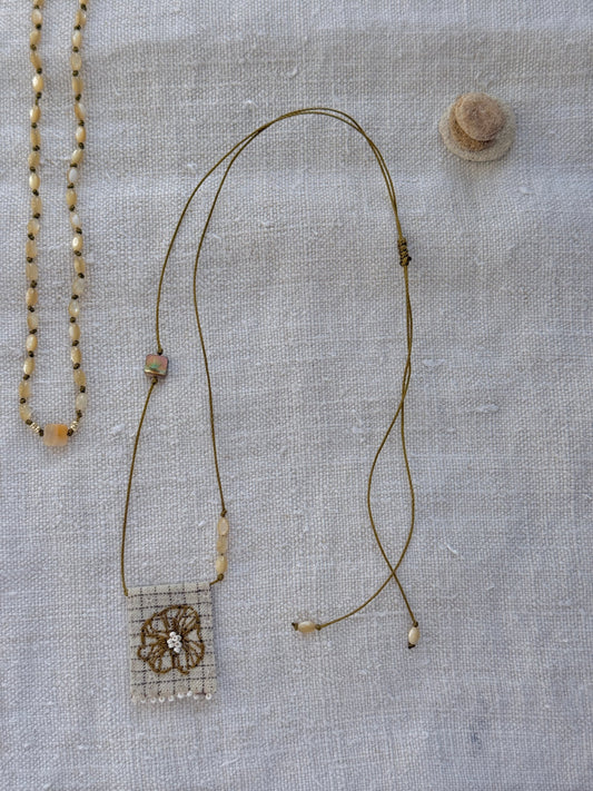 Collier long Lichen, médaille en tissu à carreaux brodée d'une fleur, cordon olive réglable