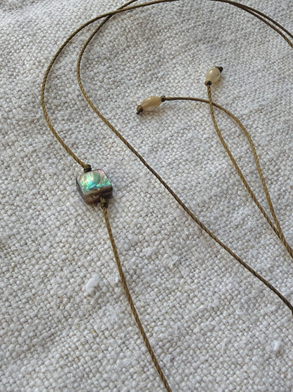 Détail du carré de nacre abalone et des nacres olive du collier Lichen brodé