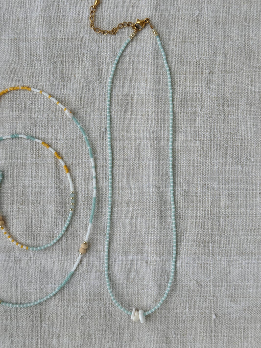 Collier Marinière court bleu – perles Miyuki bleues et blanches avec fleur en nacre, fait main en Normandie par By Petite Pomme
