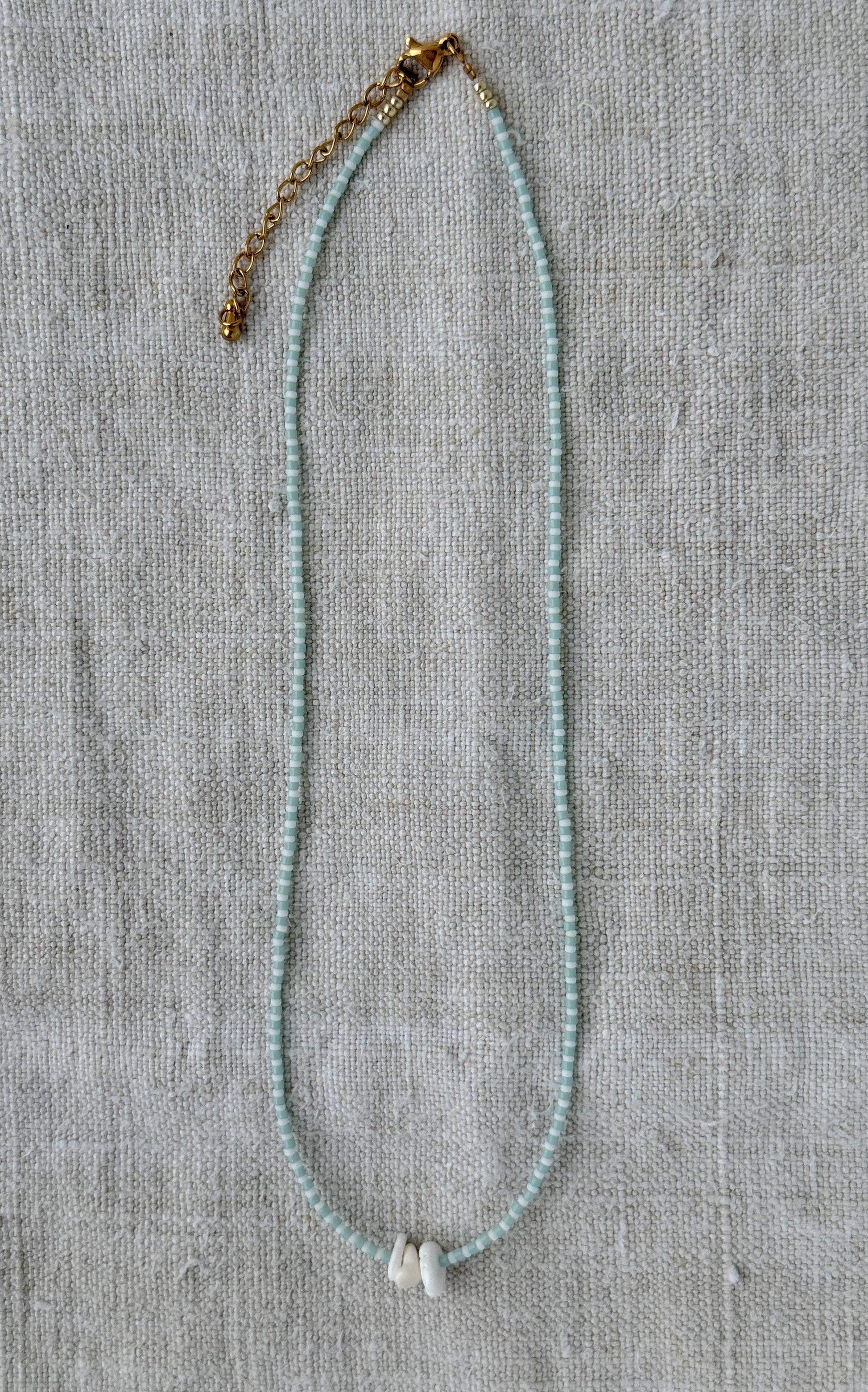 Collier Marinière court bleu – perles Miyuki bleues et blanches avec fleur en nacre, fait main en Normandie par By Petite Pomme
