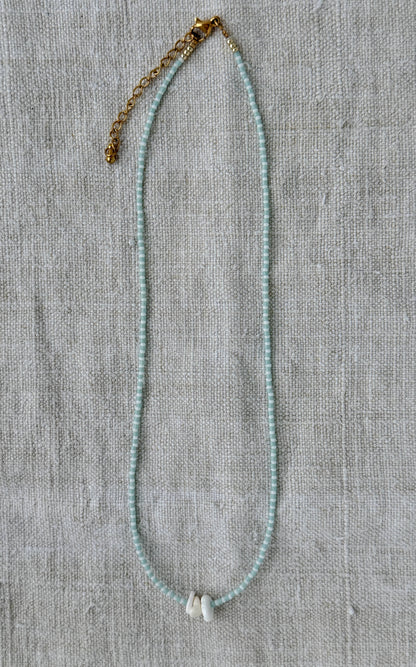 Collier Marinière court bleu – perles Miyuki bleues et blanches avec fleur en nacre, fait main en Normandie par By Petite Pomme
