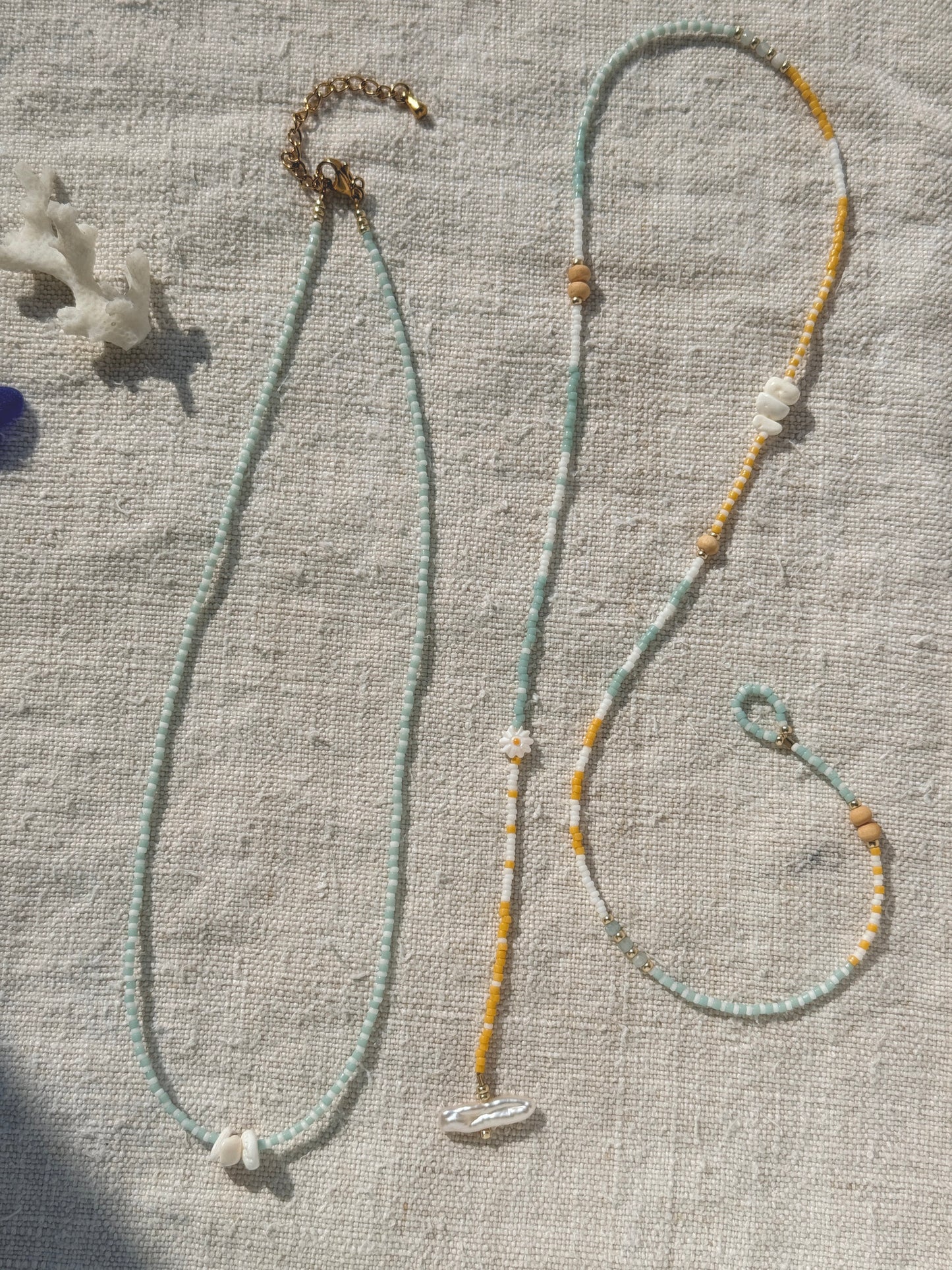 Duo de colliers Marinière à superposer, version courte vert d'eau et longue jaune et bleu, bijoux fait main en Normandie, By Petite Pomme