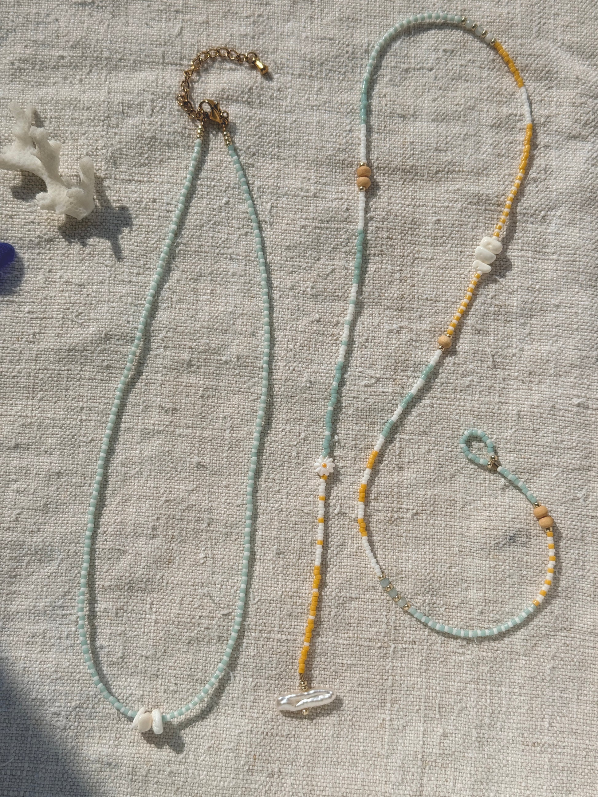 Duo de colliers Marinière à superposer, version courte vert d'eau et longue jaune et bleu, bijoux fait main en Normandie, By Petite Pomme