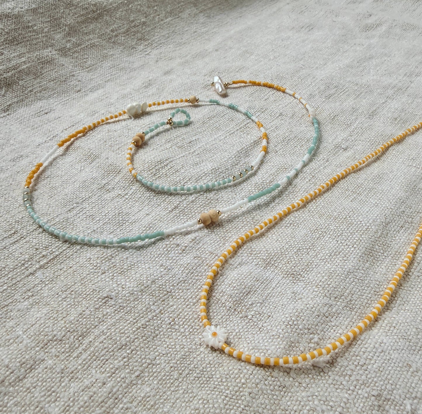 Détail du collier Marinière court jaune – perles Miyuki et fleur en nacre, bijou artisanal By Petite Pomme