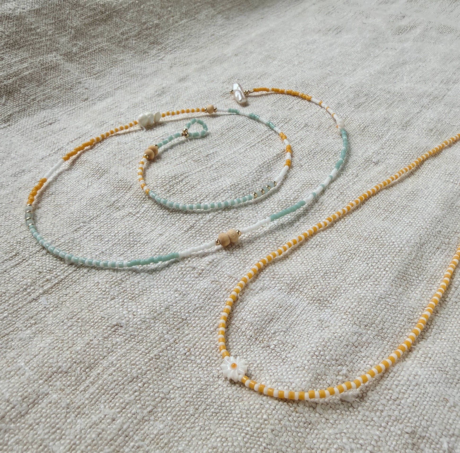 Détail du collier Marinière court jaune – perles Miyuki et fleur en nacre, bijou artisanal By Petite Pomme