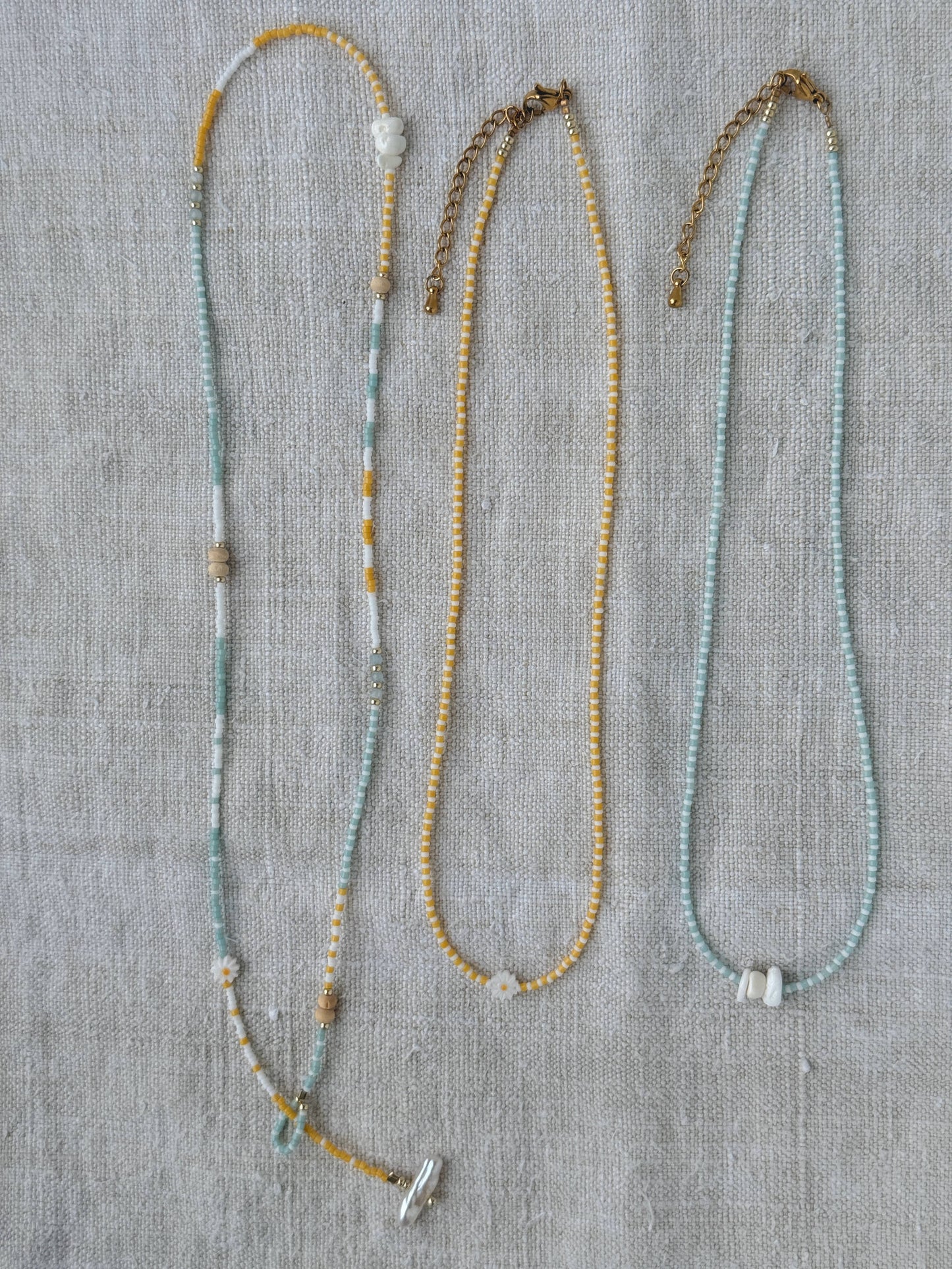 Collier Marinière court jaune – vue d'ensemble, perles Miyuki jaunes et blanches, fleur nacre, fait main By Petite Pomme