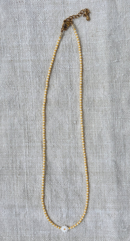 Collier Marinière court jaune – perles Miyuki jaunes et blanches avec fleur en nacre, fait main en Normandie par By Petite Pomme