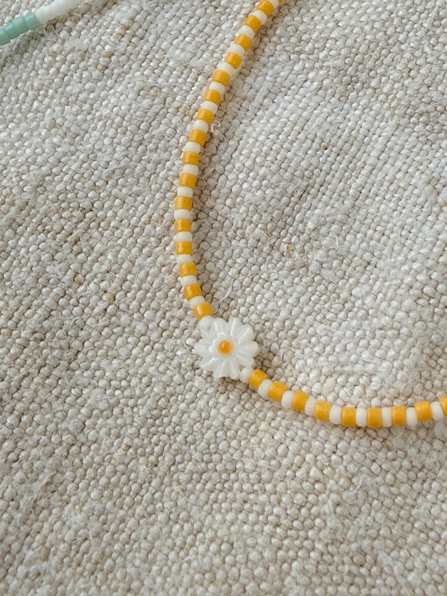 Détail du collier Marinière court jaune – perles Miyuki et fleur en nacre, bijou artisanal By Petite Pomme