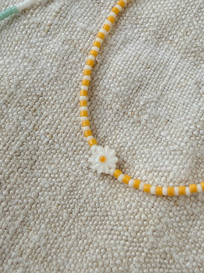 Détail du collier Marinière court jaune – perles Miyuki et fleur en nacre, bijou artisanal By Petite Pomme