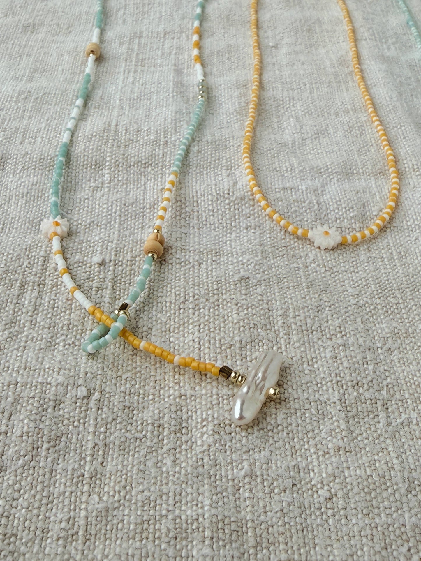 Détail du collier Marinière long – coquillages, perles en bois et perles Miyuki dorées, bijou artisanal By Petite Pomme