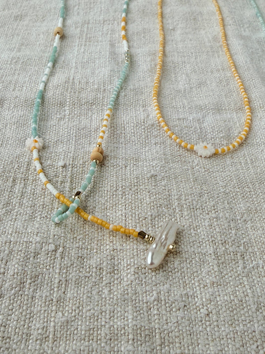 Détail du collier Marinière long – coquillages, perles en bois et perles Miyuki dorées, bijou artisanal By Petite Pomme